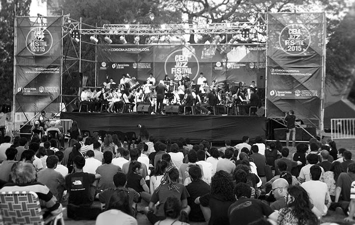 Jazz, mate y familia en el Parque de las Tejas